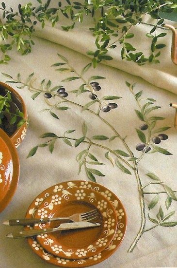 tovaglia-ricamata-a-mano-olivo-700-01