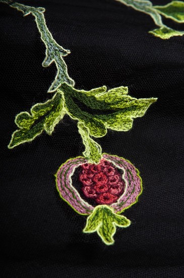 abito-nero-melograno-ricamato-03
