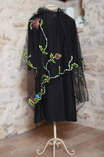 abito-nero-melograno-ricamato-04